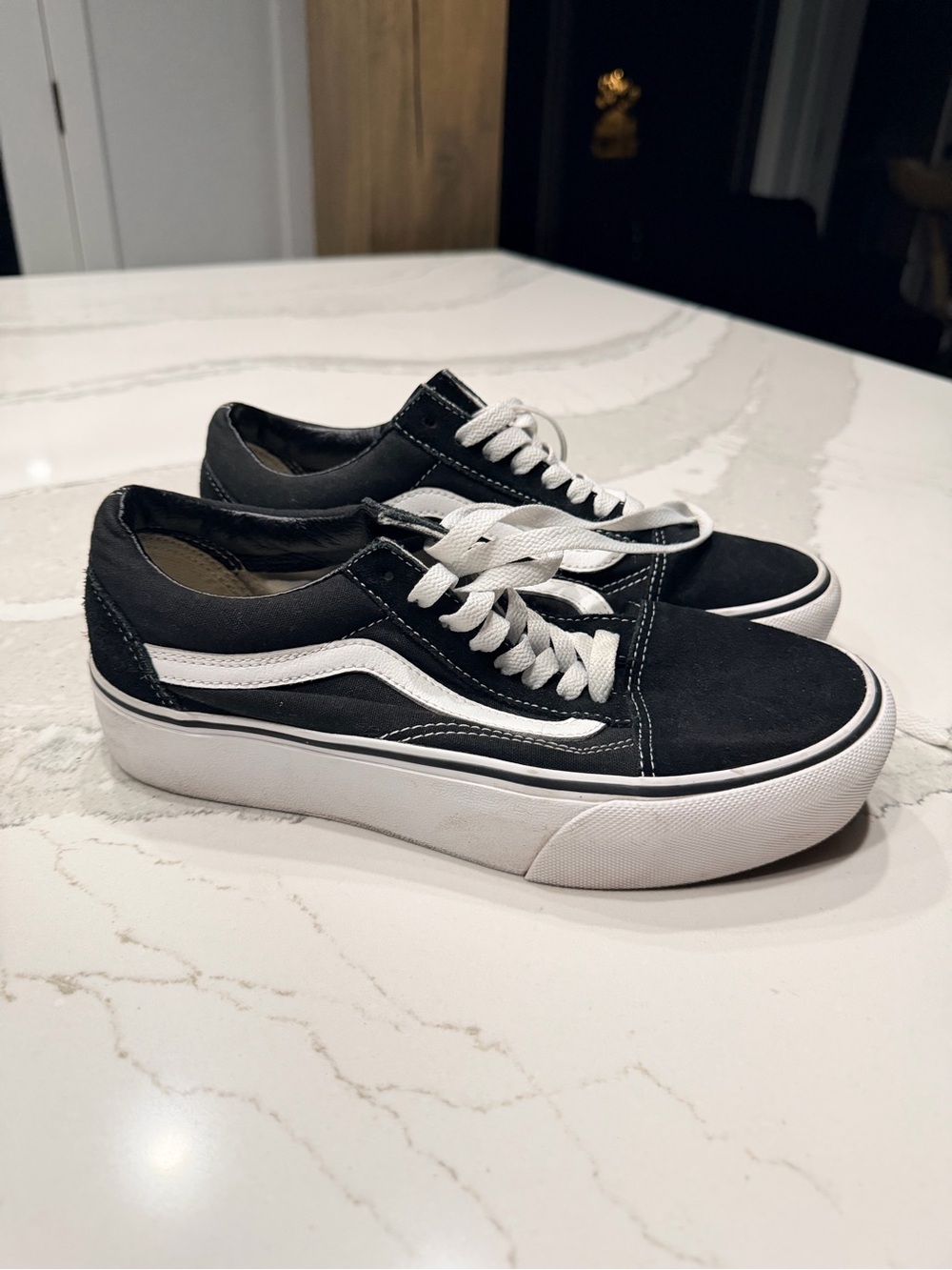Platform Vans Black & White Low-Top Skate Sneakers